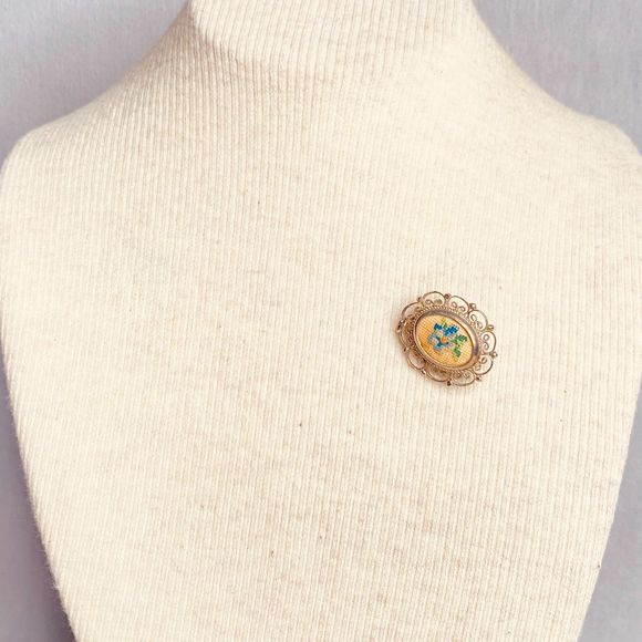 Tiny Floral Embroidery Cameo Brooch Scatter Pin Gold Tone Ornate OpenWork Frame - Picture 1 of 6